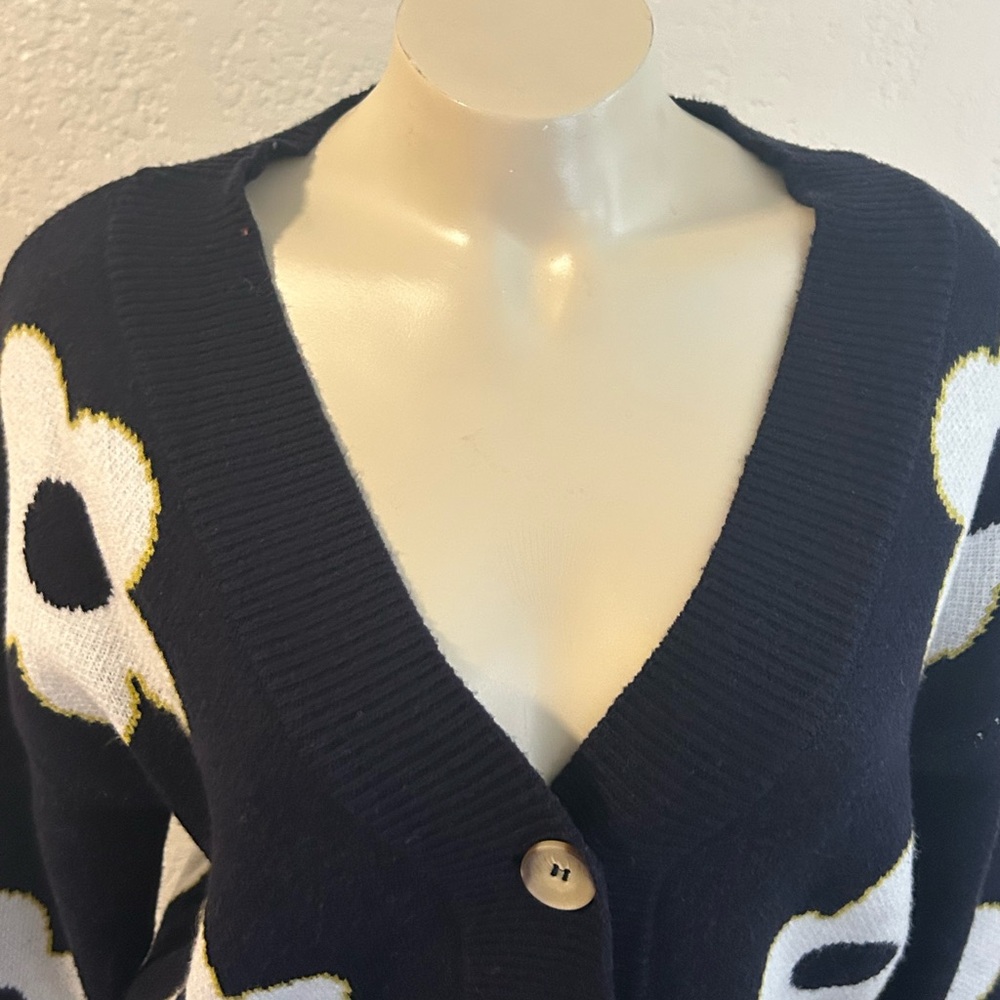 INDUSTRY Floral Button-Up Black White boxy 3 buttons cardigan S/P NWT - Picture 4 of 9